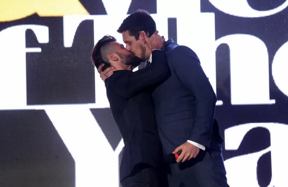 Bruno Diferente causa polêmica por video beijando menor
