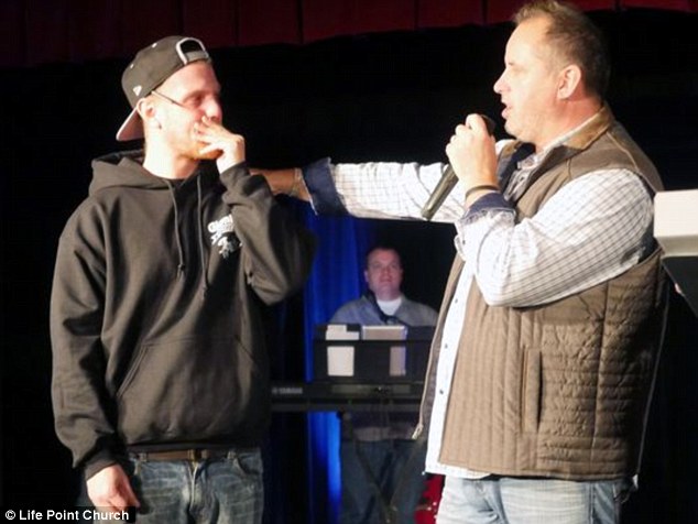 Emocionado, Jeff agradeceu à igreja e confessou que estava lutando contra seus vícios para viver um nova vida. (Foto: Life Point Church)