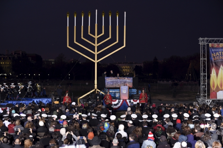 público aguarda iluminação da Menorah Nacional em Washington. Foto: Reuters.