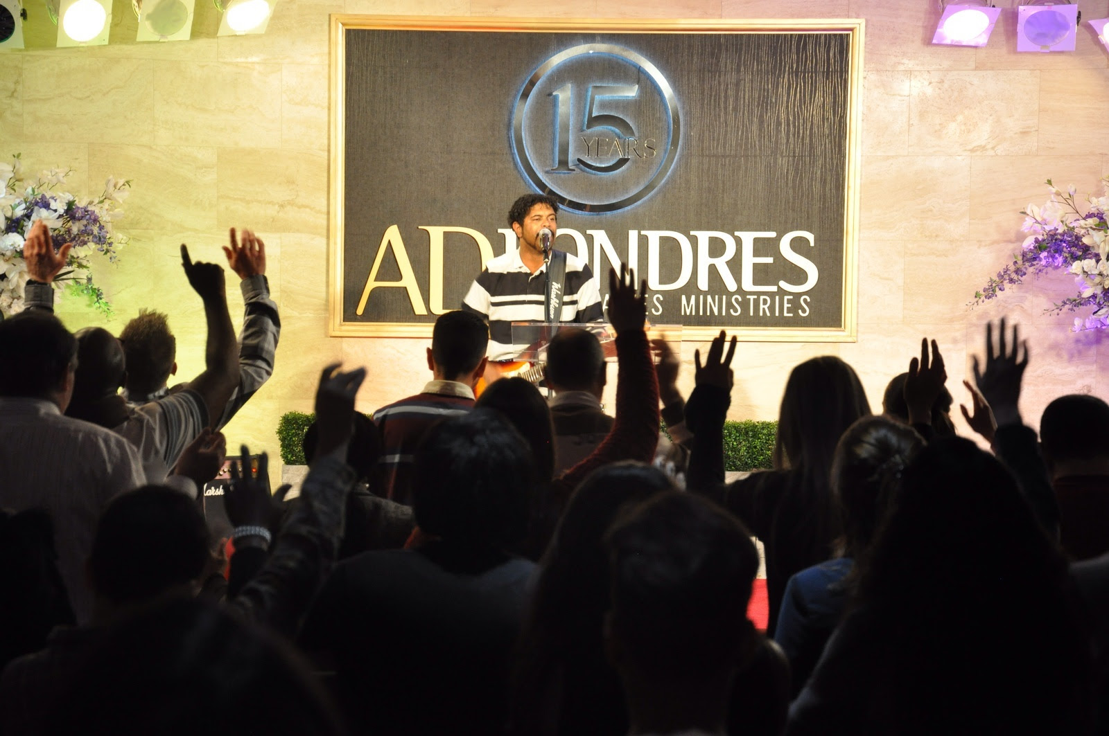Wesley Ros ministrando no aniversário de 15 anos da AD Londres na capital da Inglaterra