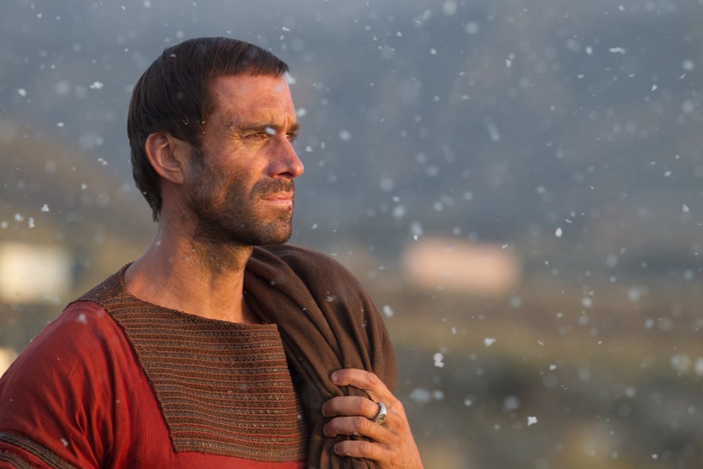 Clavius é interpretado pelo ator Joseph Fiennes. Imagem: divulgação.