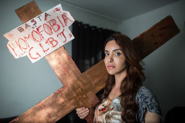 Viviany Beleboni encenou uma 'crucificação' na Parada Gay de 2015 e gerou polêmica entre os cristãos. (Foto: G1)