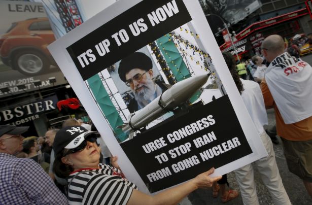 Mulher segura placa em protesto contra o acordo nuclear entre as potências mundias e o Irã. (Foto: Mike Segar / Reuters)