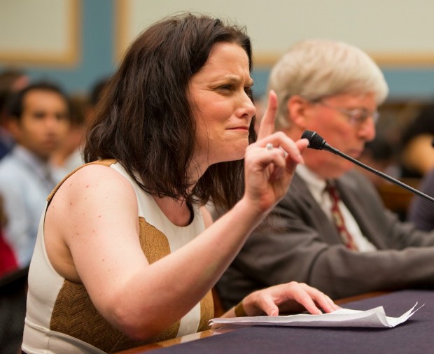 Gianna Jessen testemunha diante do Comitê Judiciário no Tennessee (EUA), ao tentar que o financiamento público à 'Planned Parenthood' seja cancelado (Foto: Pablo Martinez Monsivais / AP)