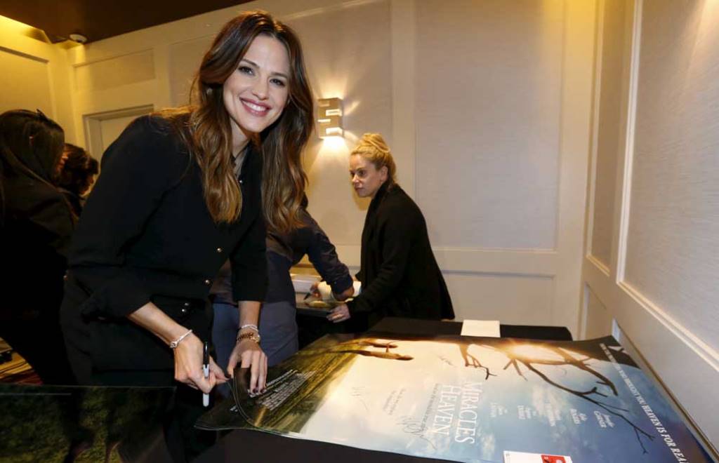 Jennifer Garner autografa cartazes para o filme "Milagre do Paraíso", em West Hollywood, California no dia 04 de março de 2016. (Foto: Reuters/Mario Anzuoni).