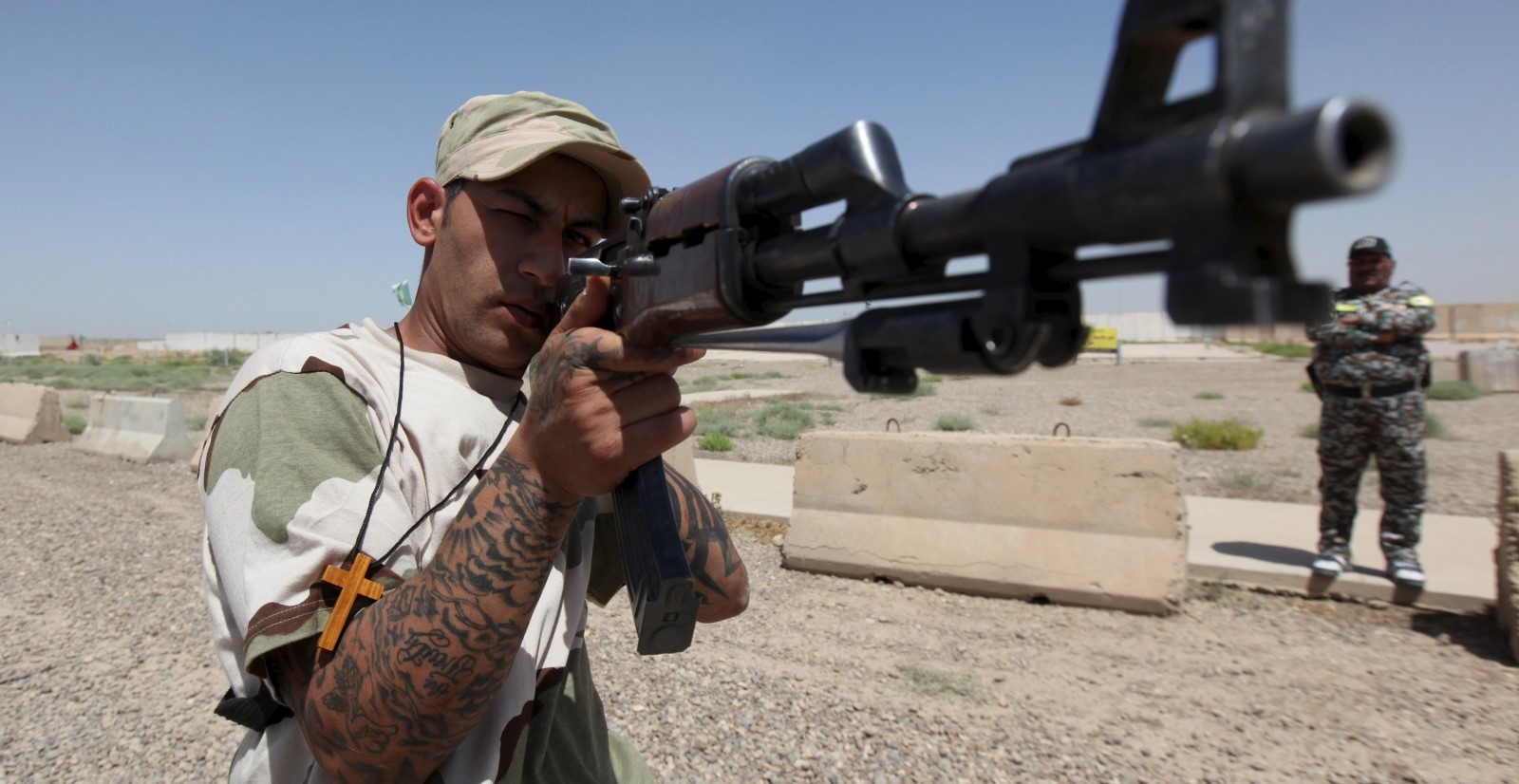 Guerreiro cristão, integrante da da Brigada Babylon, aponta arma durante treino no Iraque. (Foto: Reuters)