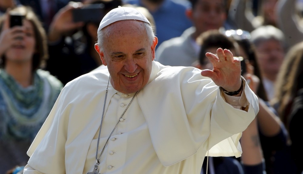 Papa Francisco acena para o povo durante sua chegada à Pração de São Pedro, no Vaticano. (Foto: Reuters)