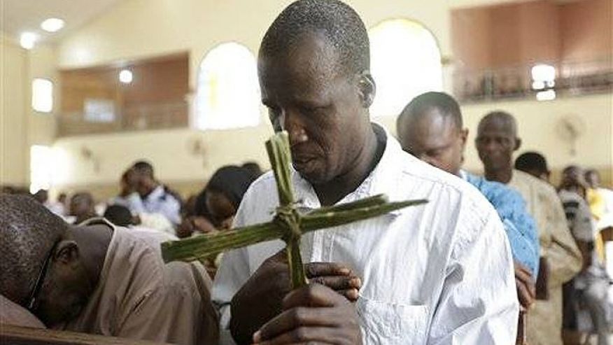 Cristão  participa  de culto em igreja da Nigéria. 