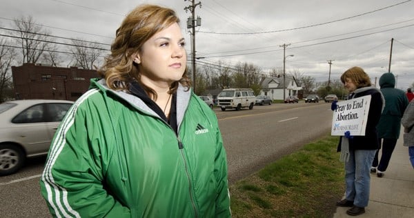 Abby Johnson deixou a diretoria regional da Planned Parenthood em 2009, após acompanhar ao vivo pelo ultrassom, um bebê lutando por sua vida, durante um processo abortivo. (Foto: Epic Pew)