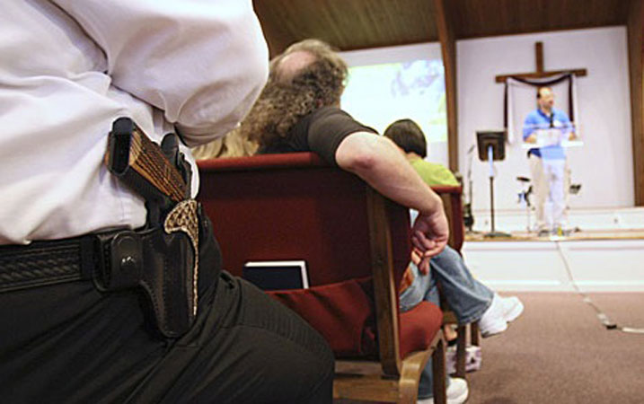 Cidadão mantém arma de fogo em seu coldre durante culto, nos EUA. (Foto: Religion News Service)