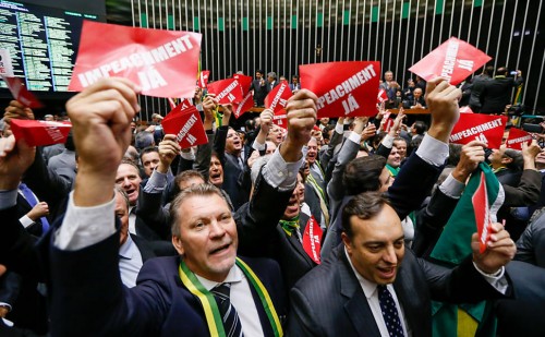 Deputados exibem cartões com a frase "impeachment já" no Plenário da Câmara. (Foto: Folha.com)