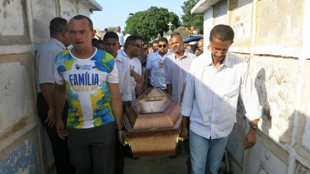 Wagner Honório Lopes foi enterrado na tarde deste domingo, em Inhaúma. (Foto: Ricardo Rigel/ Extra)
