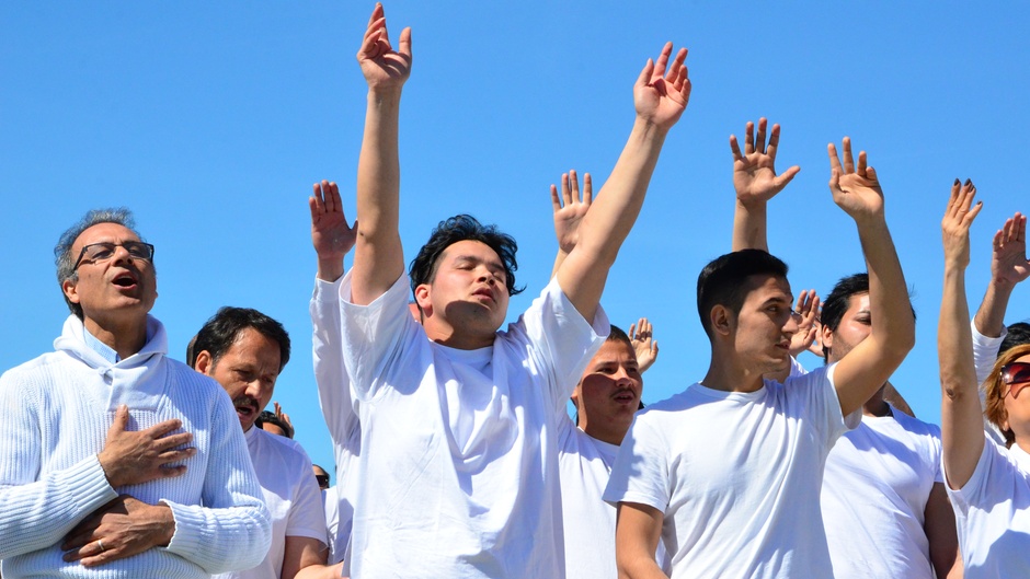 Candidatos ao batismo participam de momento de louvor antes de celebrarem o ato efetivamente. (Foto: Stern)