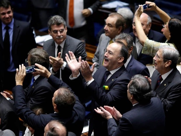 Favoráveis ao impeachment, senadores aplaudem resultado da votação. (Foto: Ueslei Marcelino / Reuters)