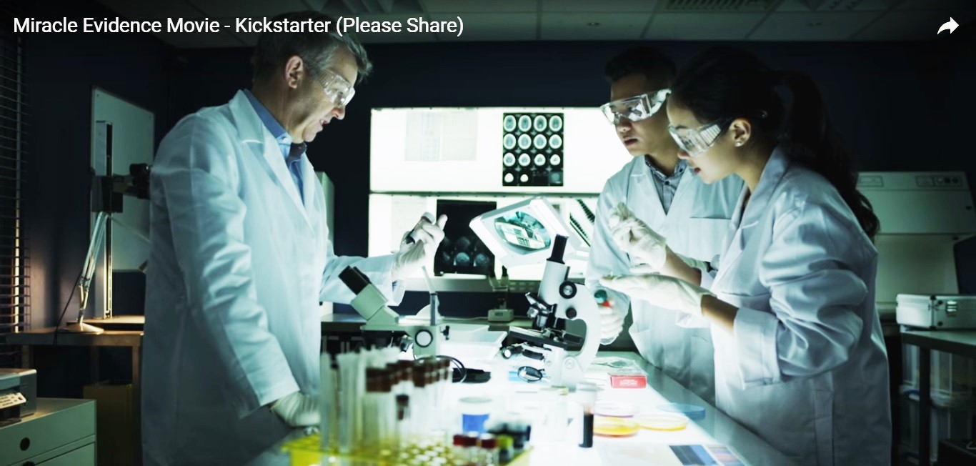 Em trecho do novo documentário de Stephens, médicos avaliam evidências de curas milagrosas em laboratório. (Imagem: Youtube)