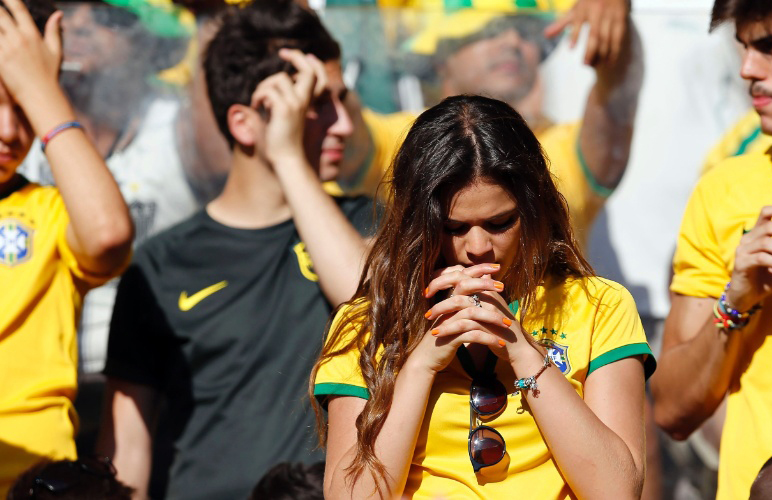 Bruna Marquezine, quando ainda namorada Neymar, orando durante jogo do Brasil. (Foto: Reprodução)