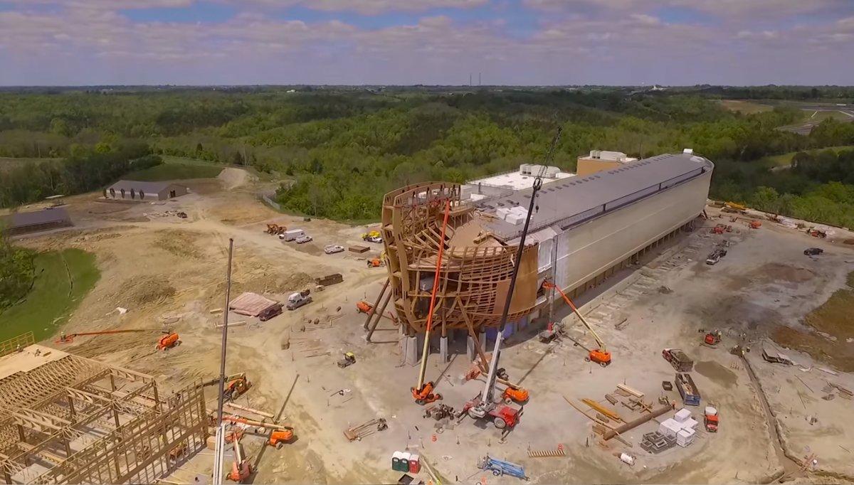 Os criadores não estão se preparando para um dilúvio real, já que a embarcação não pode flutuar. (Foto: Reprodução/Youtube)