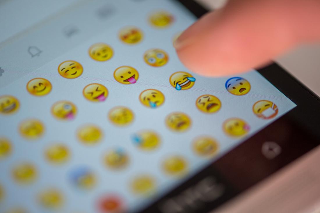 A “Bíblia Emoji”, voltada à nova geração, estará disponível no iTunes (somente em inglês) a partir do próximo domingo. (Foto: AP/Matthias Balk)