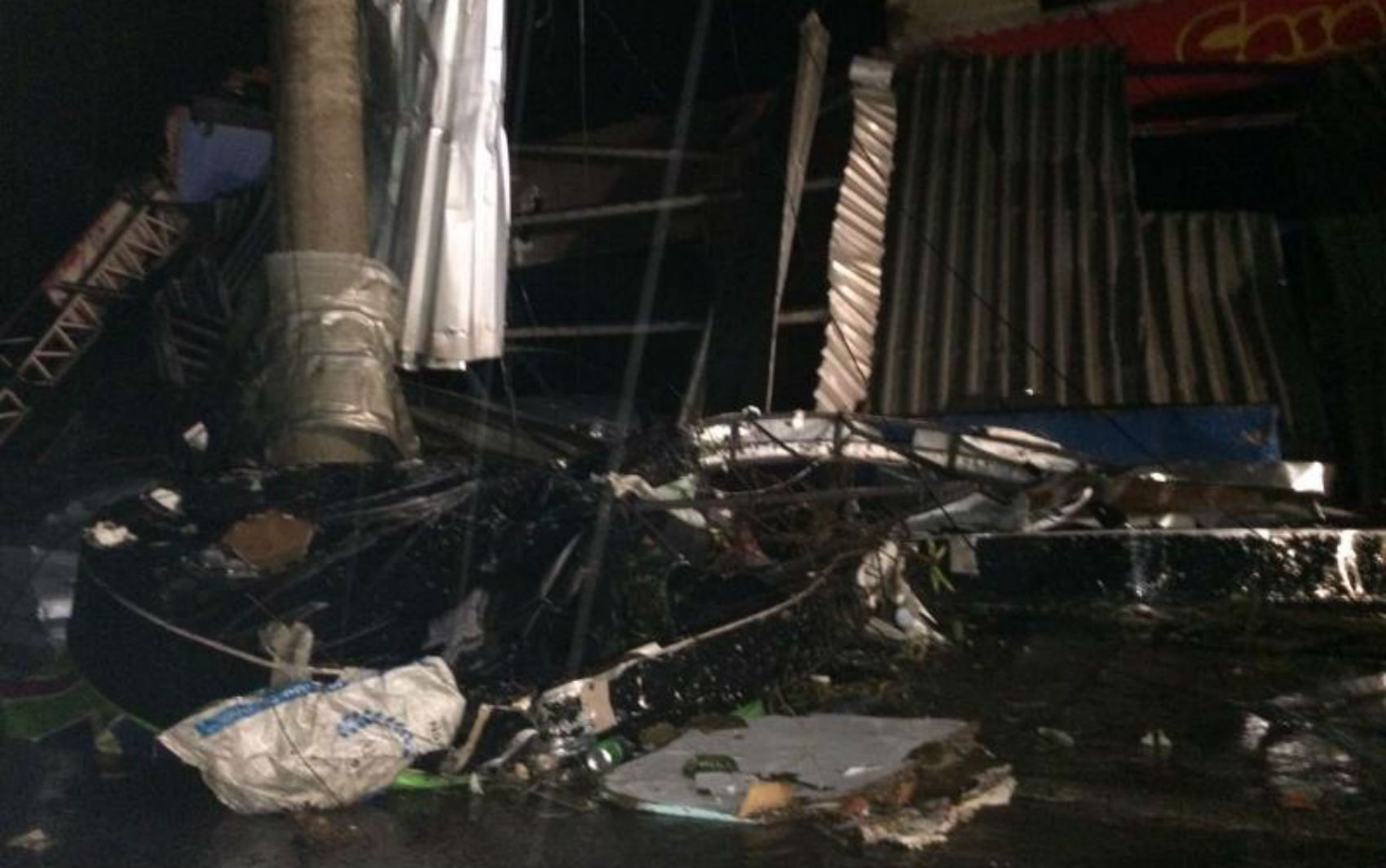 Ventos arrancaram telhados em Jarinu, na região de Jundiaí, em SP.  (Foto: Rafael Fachim/TV TEM)