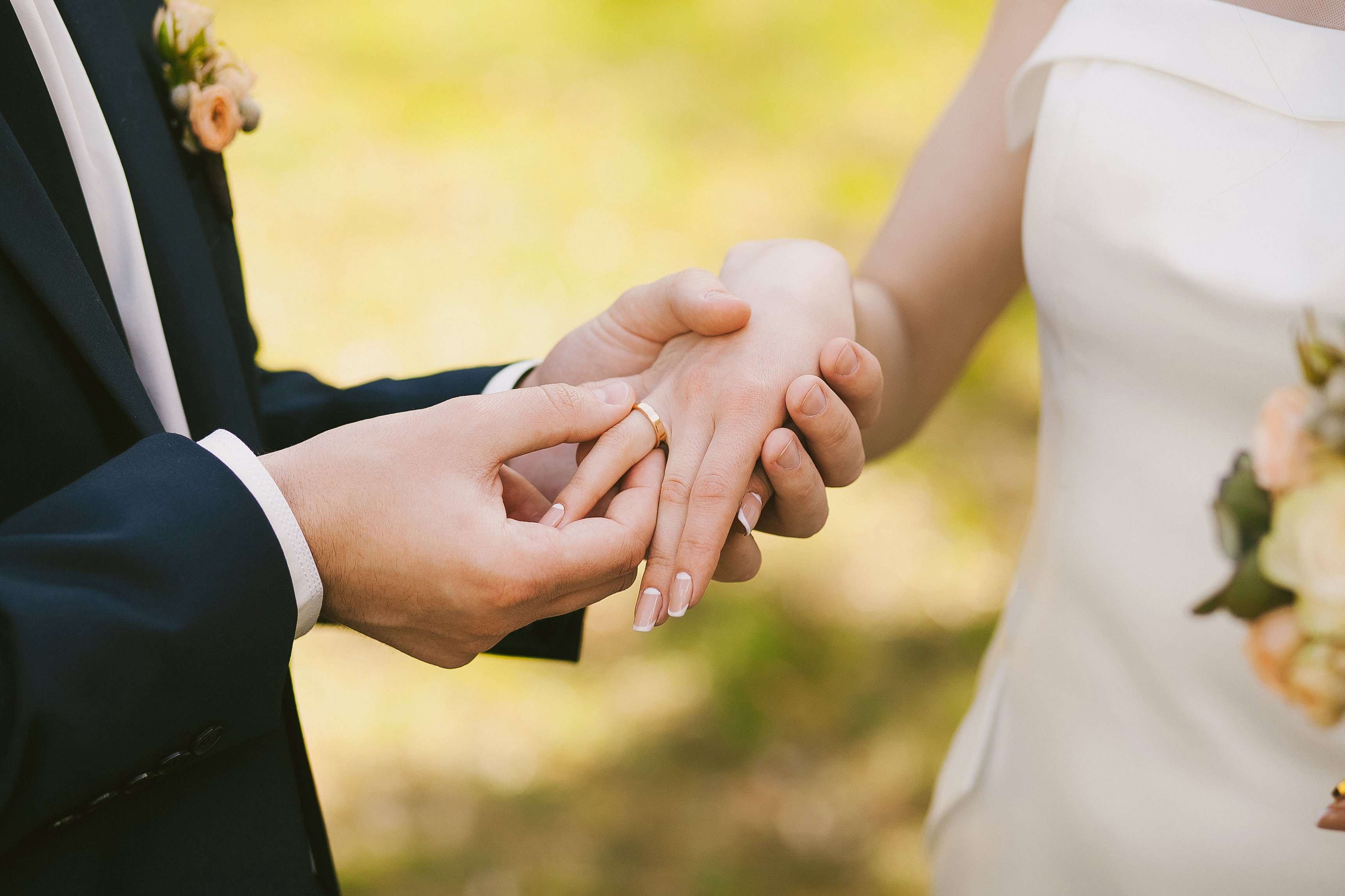 Мужем были в браке уже. Свадебные пары. Жених надевает кольцо невесте. Жених и невеста держатся за руки. Свадебные кольца на руках.