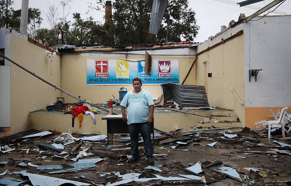 O pastor Paulo Moreira pregava ministrava a Santa Ceia quando o temporal atingiu a Igreja do Evangelho Quadrangular de Jarinu. (Foto: Zanone Fraissat/Folhapress)