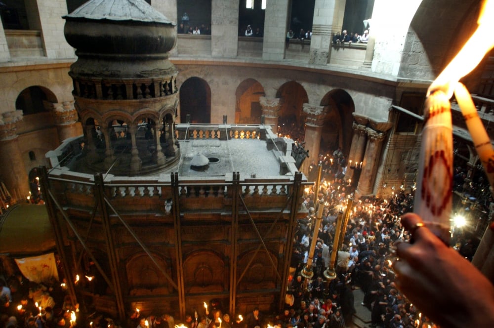 Local onde acredita-se que Jesus Cristo foi sepultado após sua crucificação, o 'Santo Sepulcro' é visitado por milhares de pessoas diariamente. (Foto: Reuters)
