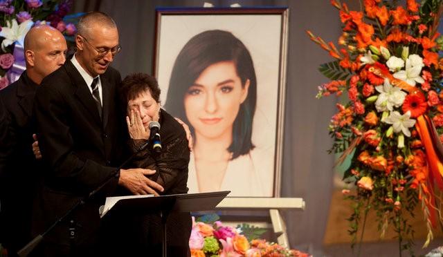 A cerimônia foi acompanhada por membros de sua família, incluindo seu pai, Albert Grimmie, que falou, emocionado, que sua fé continua firme em Deus, apesar da dura perda. (Foto: Reuters)