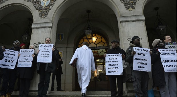 Ativistas protestam em frente a Igreja da Inglaterra. (Foto: Reuters)
