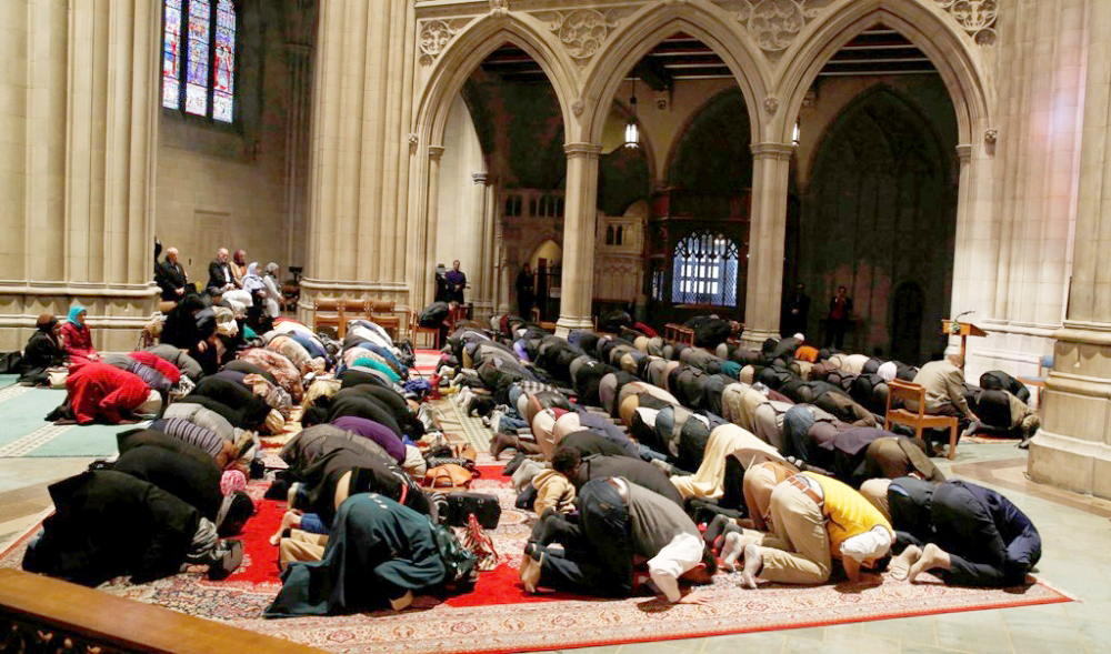 Muçulmanos na Catedral Nacional de Washington durante a oração de sexta-feira. (Foto: Reuters/Larry Downing)