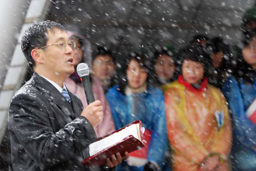 Membros da igreja Shouwang realizam culto na neve. (Foto: The Dui Hua Foundation)