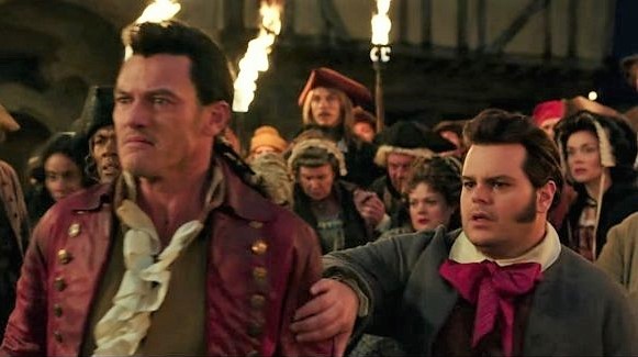 No filme 'A Bela e a Fera', o personagem Lefou (direita) deseja ter um romance com seu amigo Gastão (esquerda). (Foto: Purebreak)