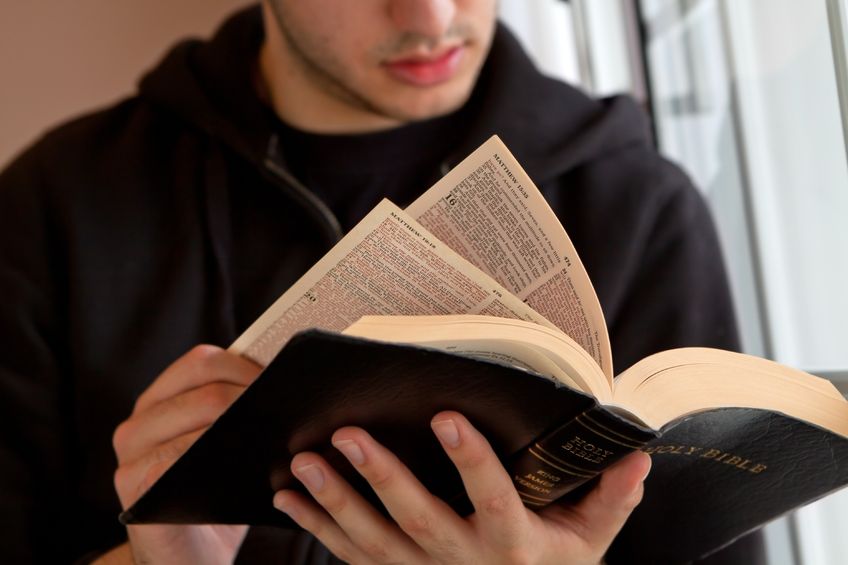 Imagem ilustrativa. Jovem em leitura da Bíblia Sagrada. (Foto: Reprodução)