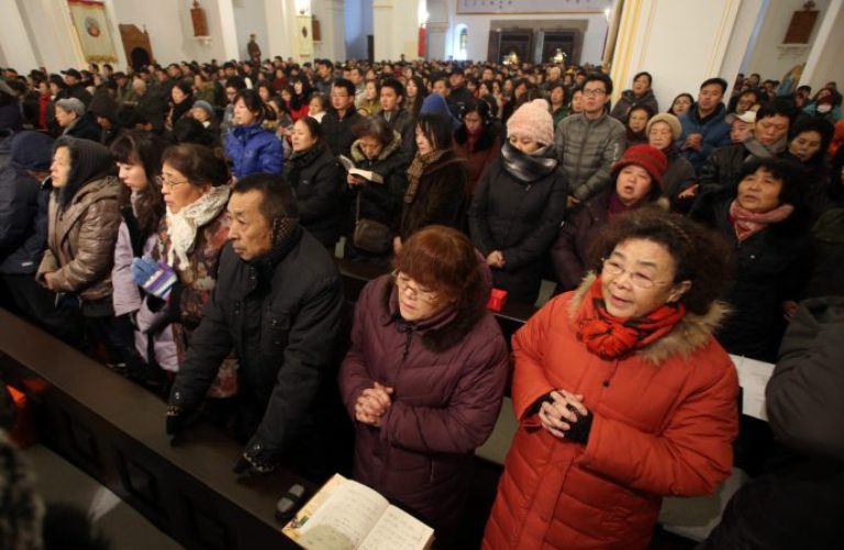 Cristãos participam de culto em igreja chinesa. (Foto: CNS photo/Wu Hong)