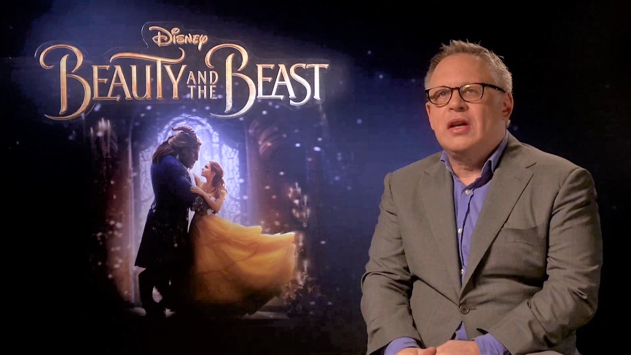 Bill Condon dando uma entrevista sobre seu novo filme "A Bela e a Fera". (Imagem: Youtube)