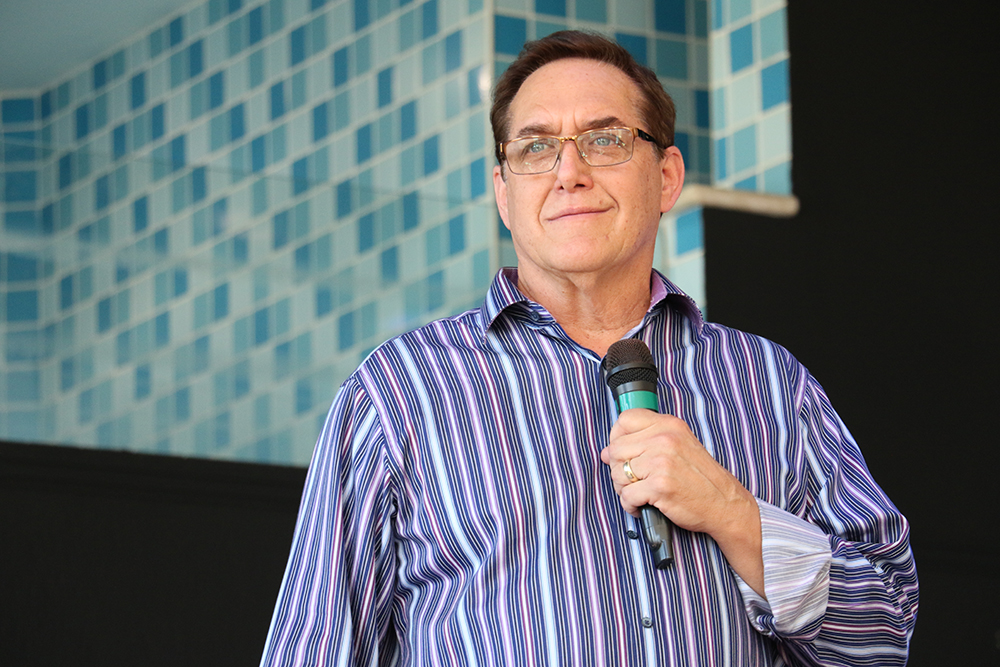 Pastor Blaine Cook durante ministração na igreja Catedral da Adoração. (Foto: Guiame/Marcos Paulo Correa)