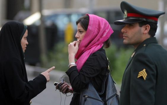 O uso do hijab tem sido exigido de mulheres, até nas igrejas. (Foto: The Independent)