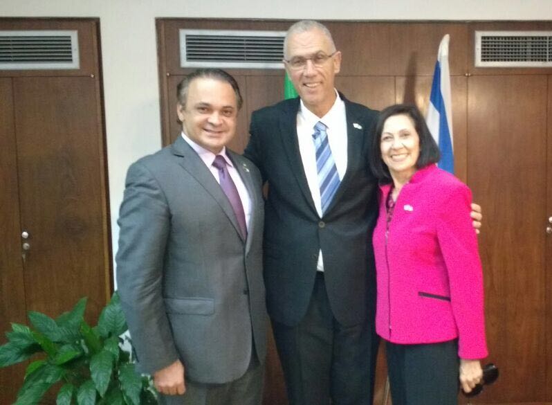 Deputado federal Roberto de Lucena ao lado do embaixador Yossi Sheli e da apóstola Valnice Milhomens Coelho. (Foto: Divulgação/Assessoria)