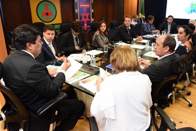Ministro Mendonça Filho (esquerda) se encontra com ativistas LGBTI. (Foto: Facebook)