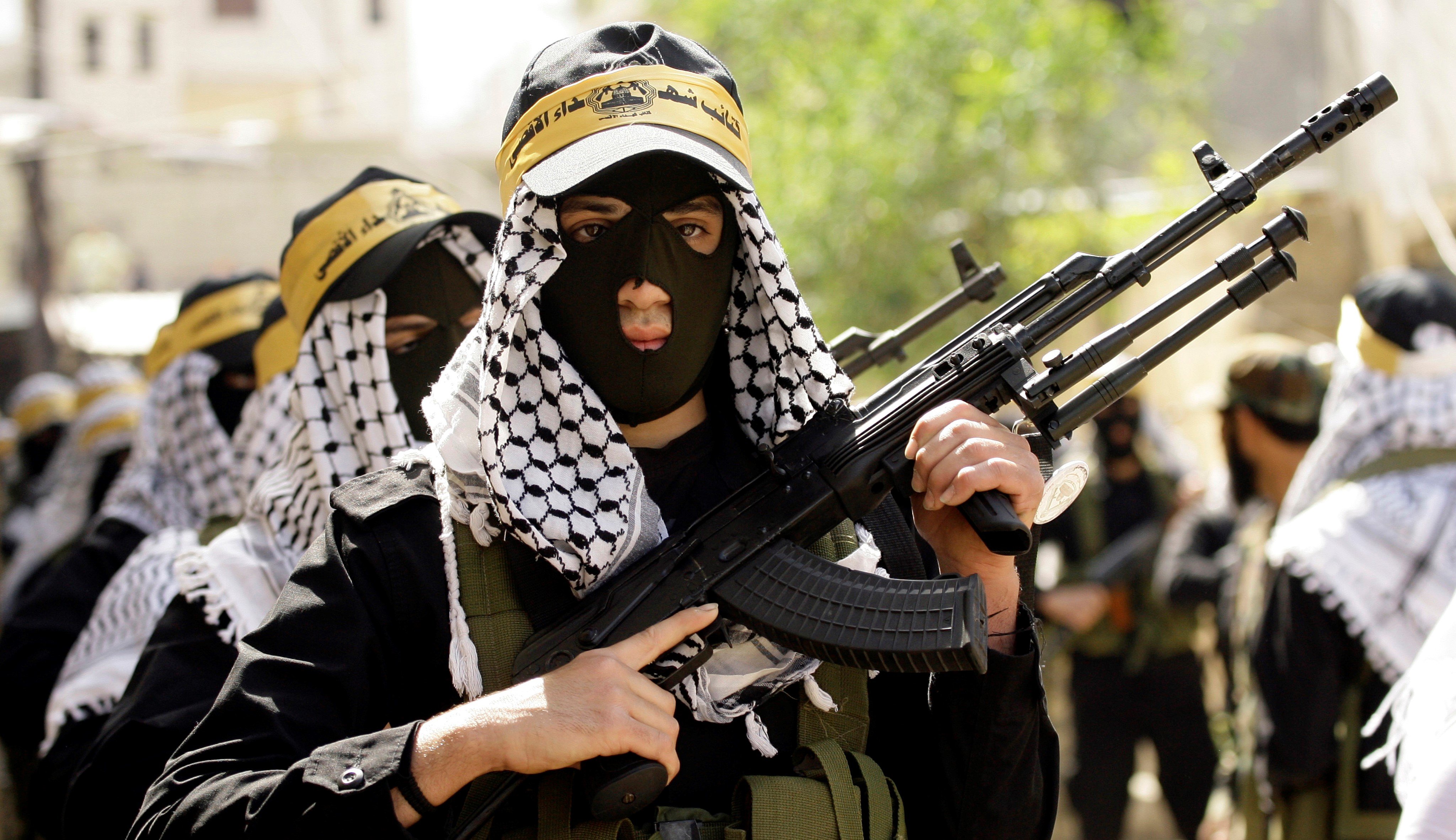 Terroristas do Fatah se apresentam em desfile. (Foto: OS News)