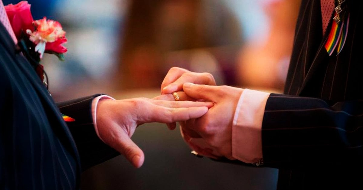 Homens trocam alianças em cerimônia de casamento gay, (Foto: Justificando)