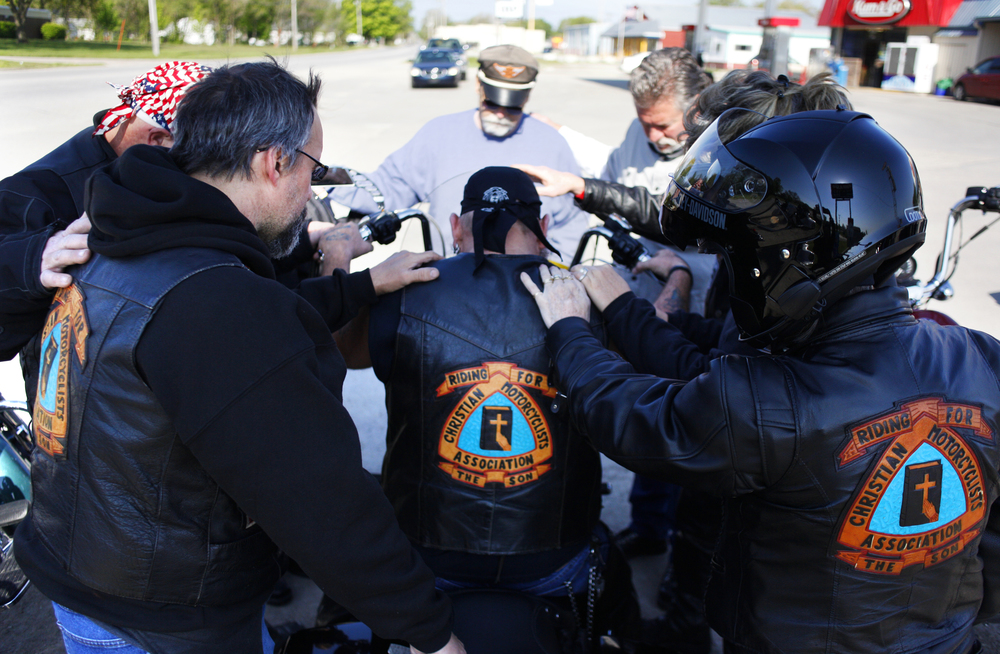 Grupo de motociclistas cristãos durante oração. (Foto: Christian Motorcyclists Association)