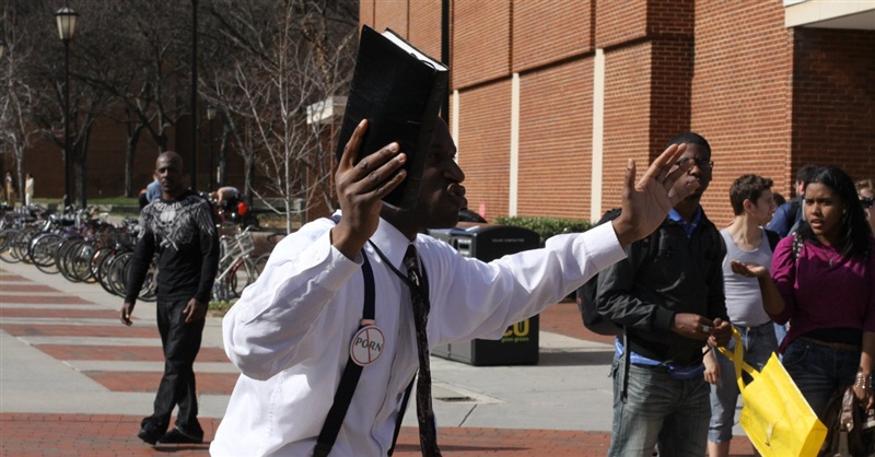 Chike está arquivando um processo contra a faculdade com o apoio da Aliança em Defesa da Liberdade. (Foto: Reprodução).