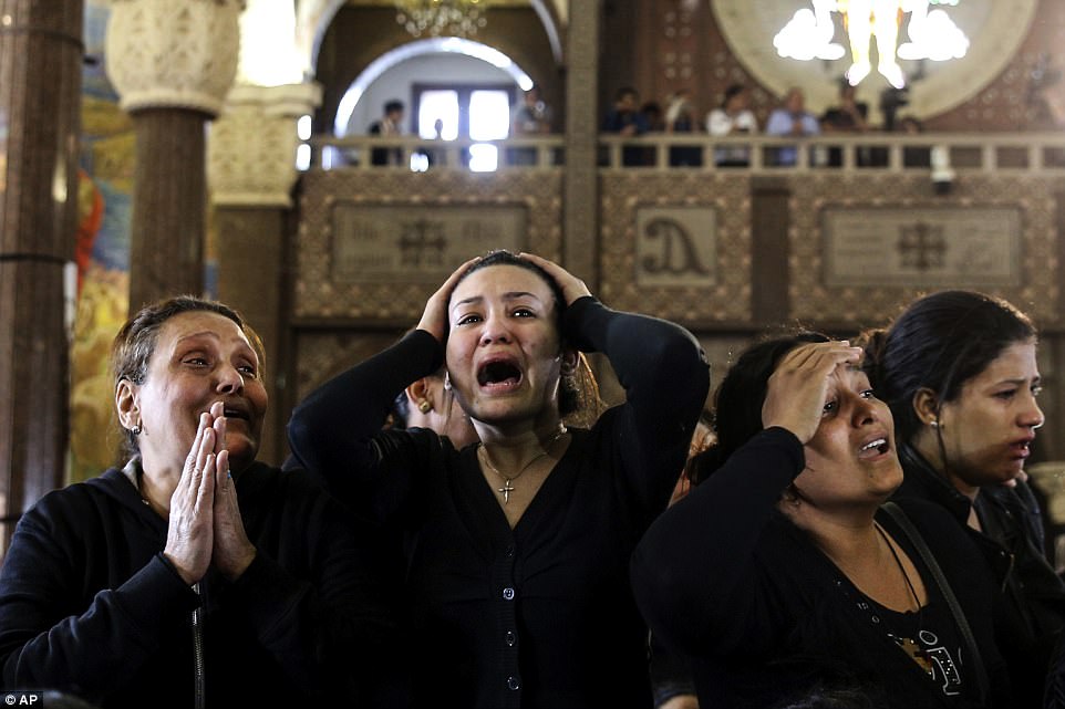 Cristãos coptas choram a morte de parentes e amigos após ataques do Estado Islâmico. (Foto: Reuters)