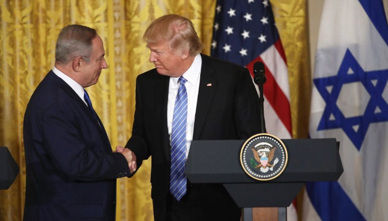 Presidente americano Donald Trump recebeu o premiê israelense Benjamin Netanyahu na Casa Branca. (Foto: Win McNameer/Getty Images)