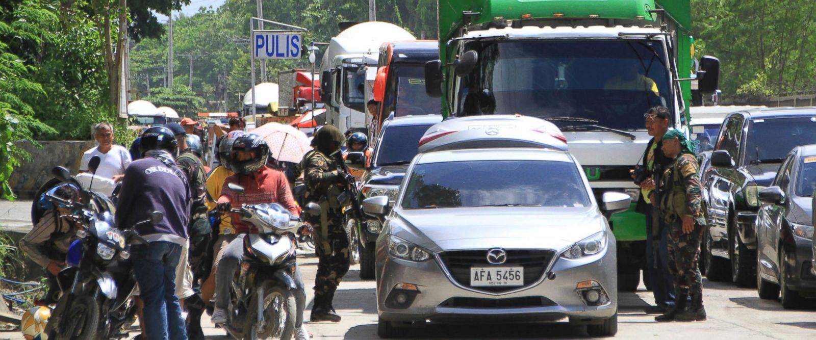 Soldados em posto de controle após o cerco de militantes muçulmanos em Marawi, nas Filipinas. (Foto: AP Photo)