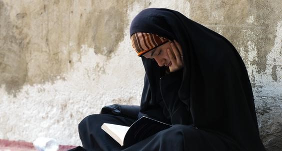 Muçulmana se assenta para ler. (Foto: openDemocracy)