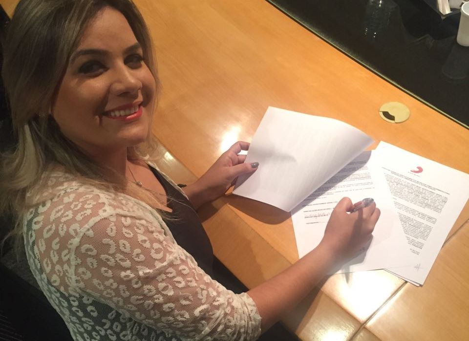 Durante 10 anos, Karol Araújo liderou a banda “Celebrando a Verdade”. (Foto: Divulgação).
