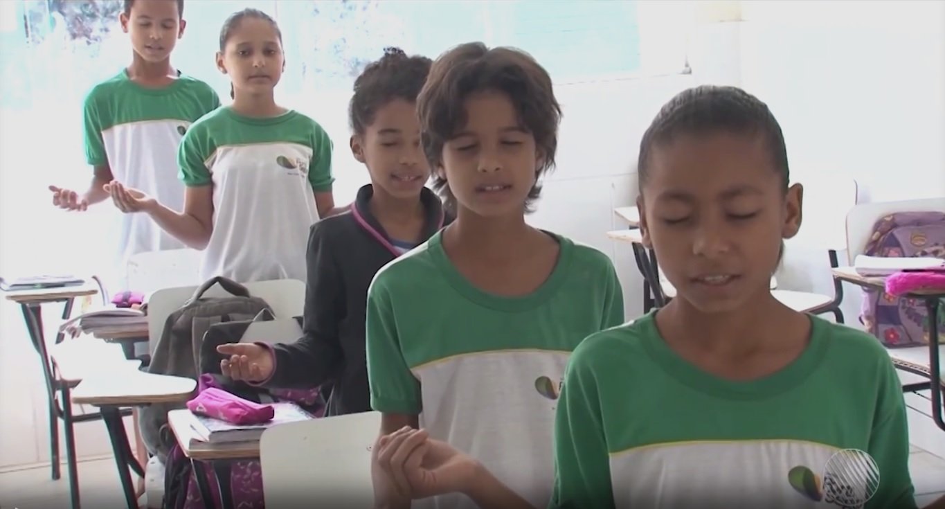 Alunos participam de oração em sala de aula. (Imagem: G1)