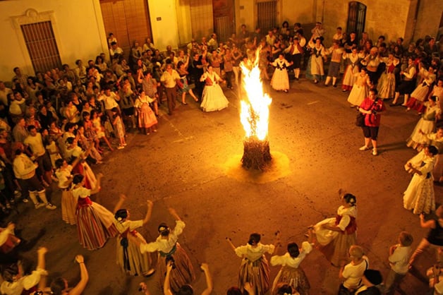 Com características pagãs, a Fête de Saint-Jean é comemorada na França. (Foto: Reprodução)