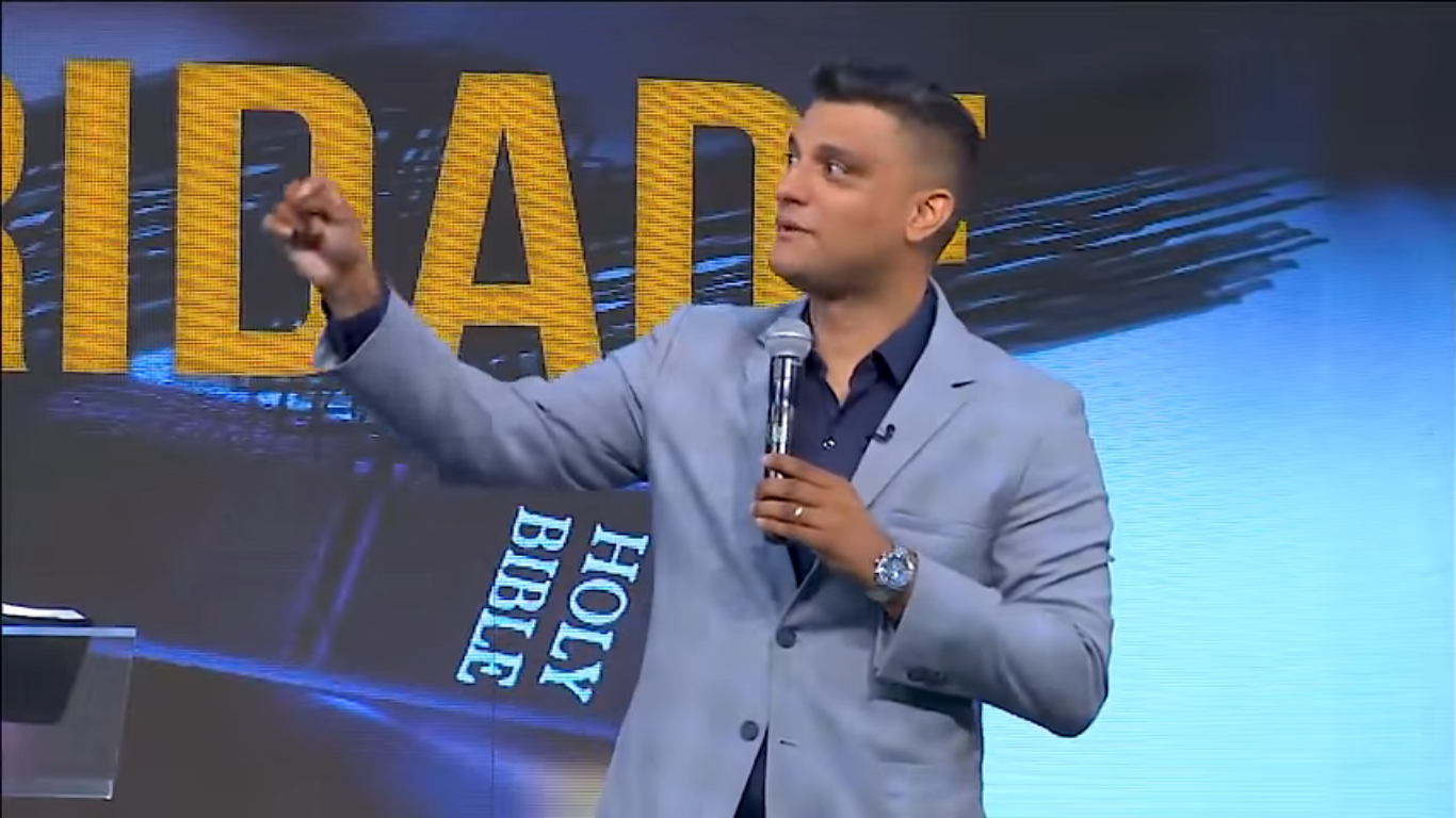 O pastor compartilhou uma história que passou com sua esposa para ilustrar sua ministração. (Foto: Reprodução).